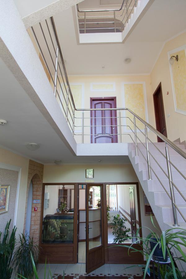 Alekselena Hotel Malekhuv Exterior photo