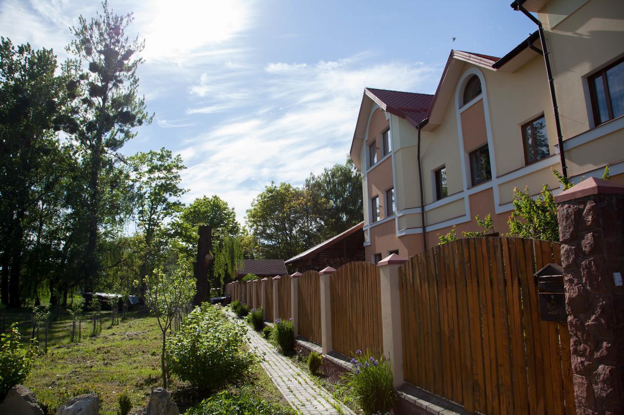 Alekselena Hotel Malekhuv Exterior photo