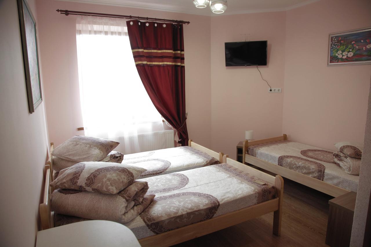 Alekselena Hotel Malekhuv Exterior photo